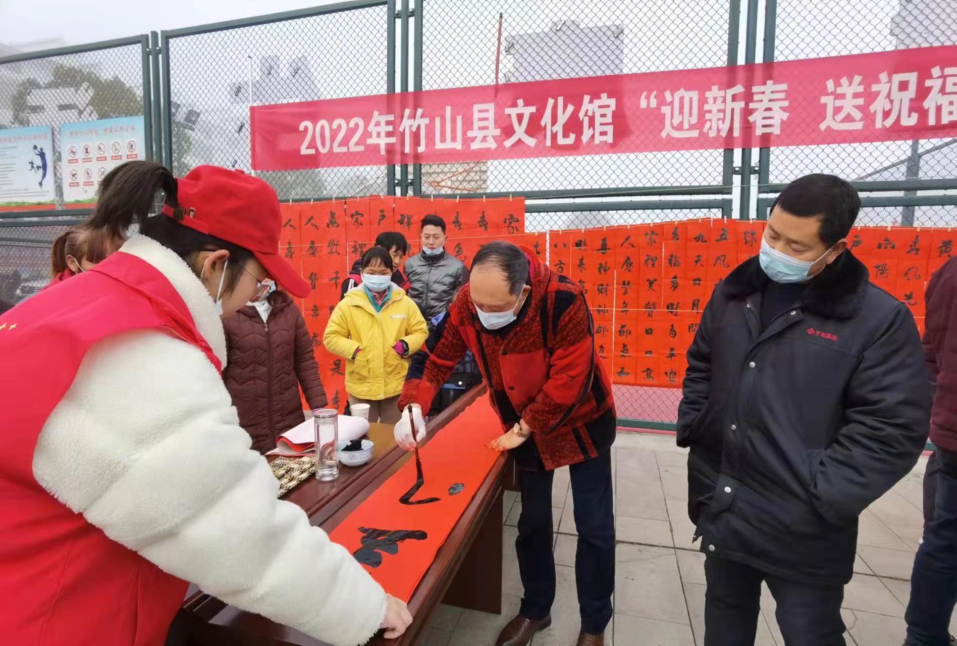縣文化館：揮毫潑墨送春聯 喜氣洋洋迎新春