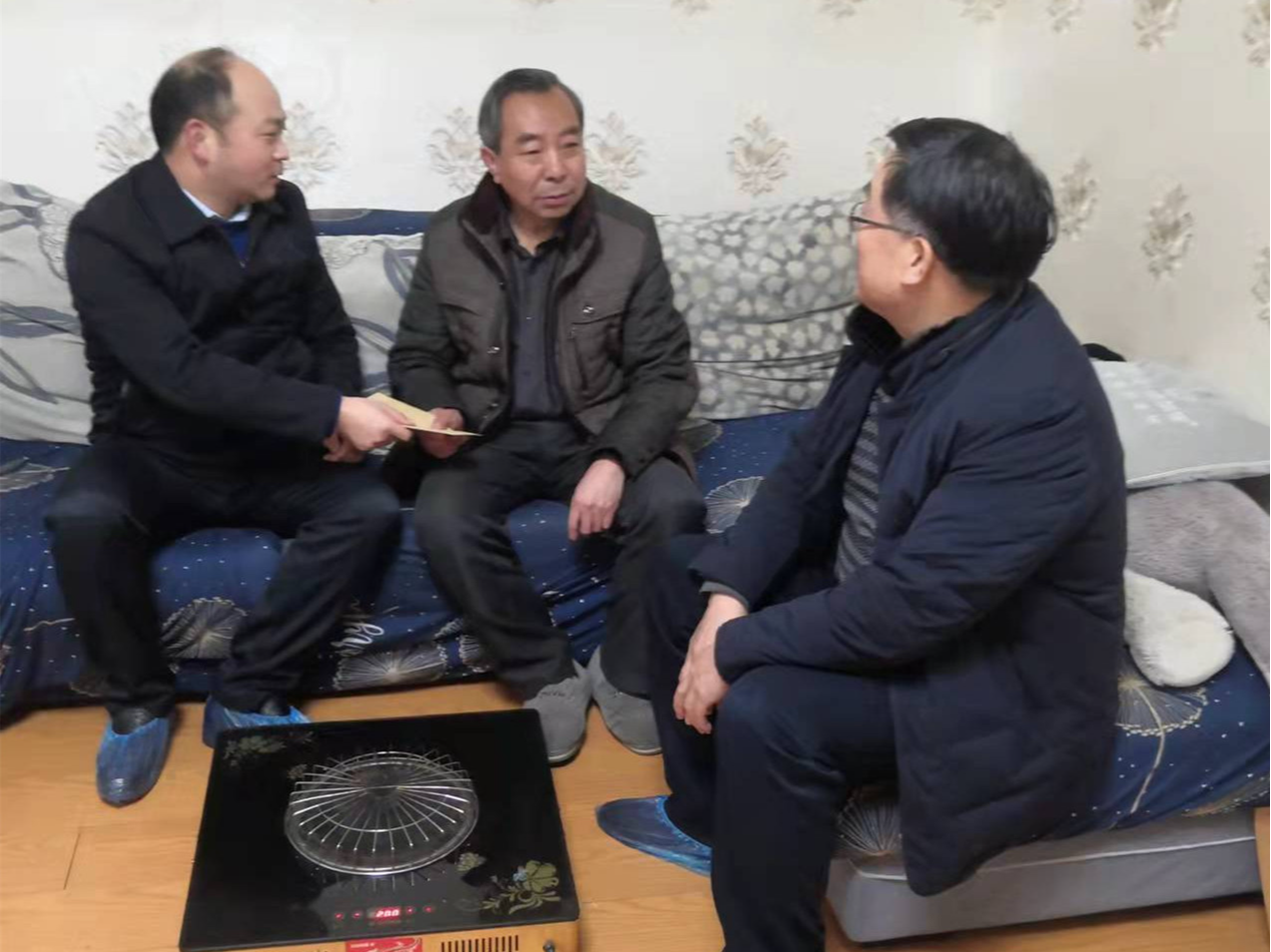縣審計(jì)局走訪慰問老干部