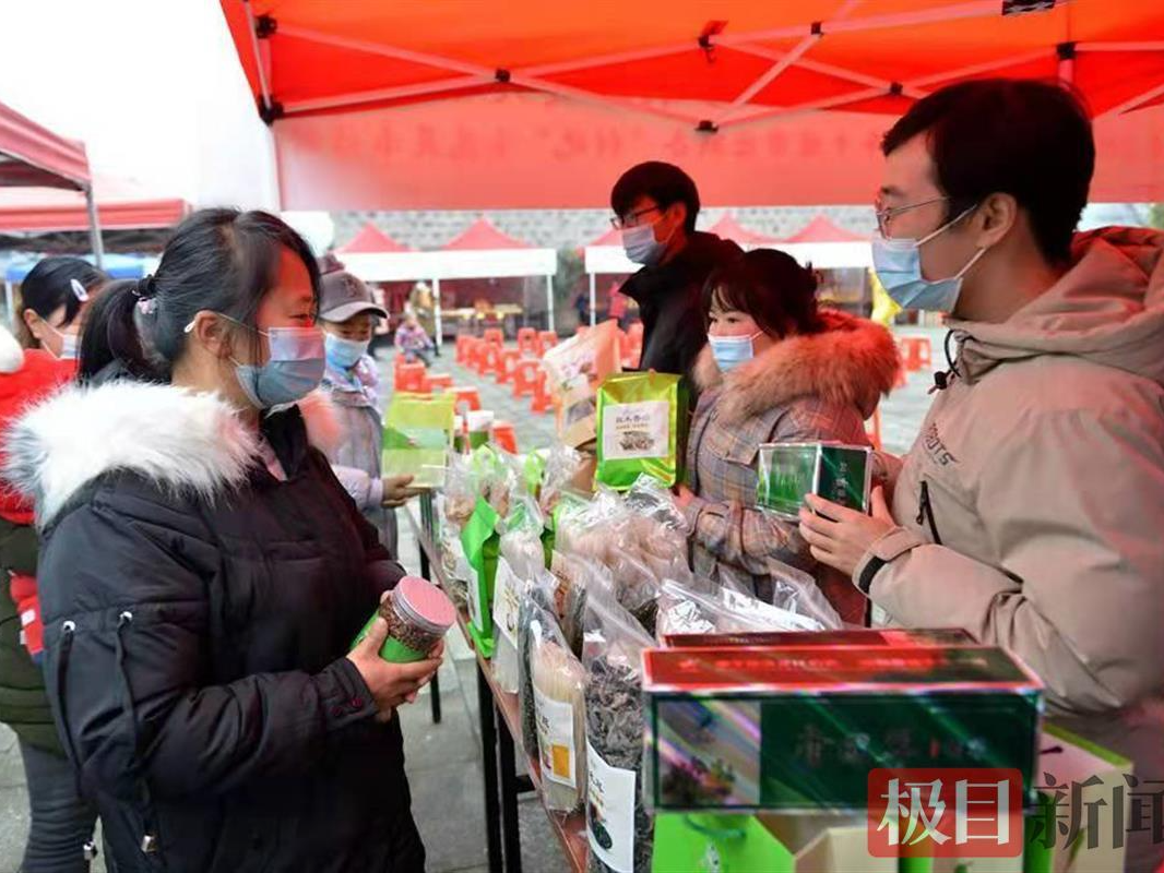 十堰市迎新春“村晚”示范展示活動暨鄉(xiāng)村年貨大集在竹山開幕