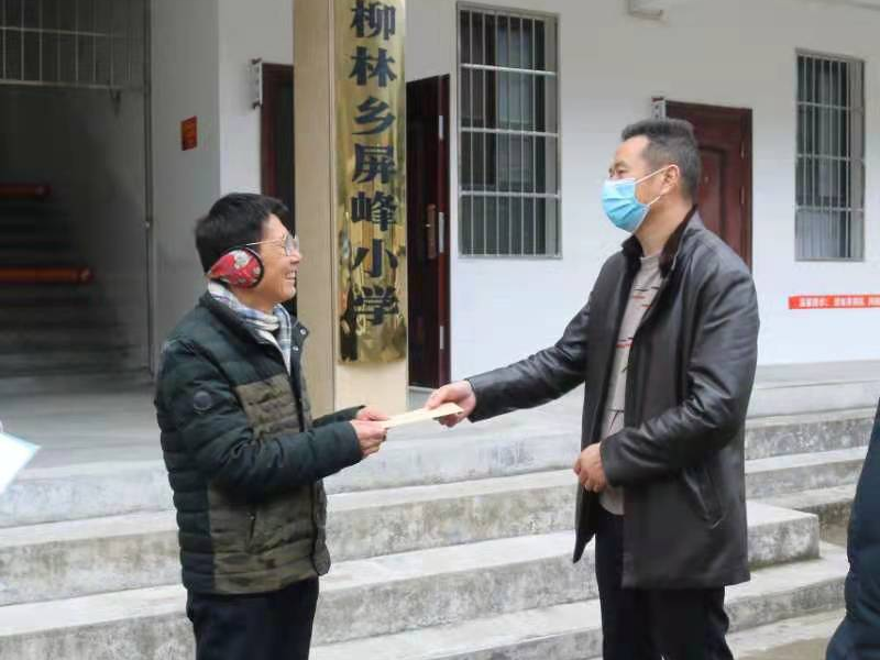 柳林乡教育工会慰问困难职工