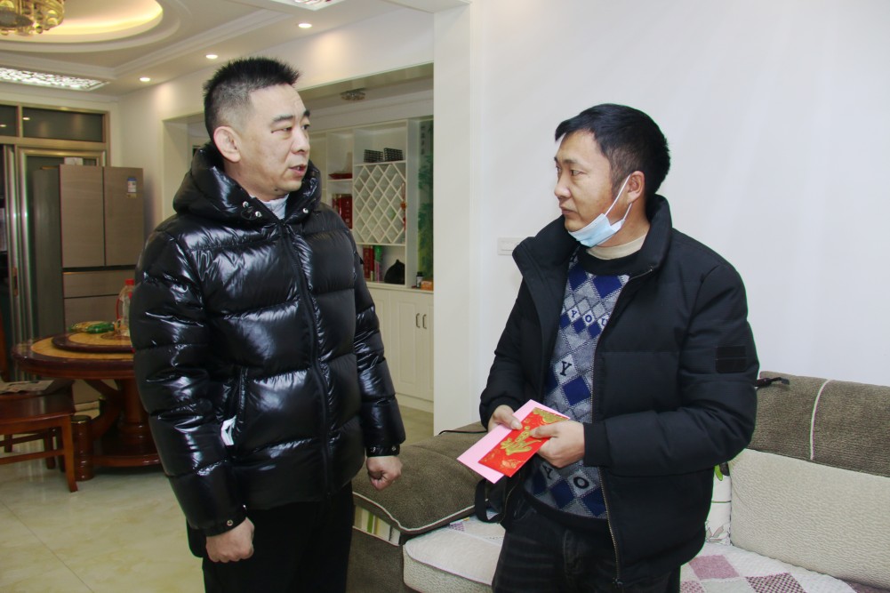 嘉麟杰公司走訪慰問優秀員工家屬