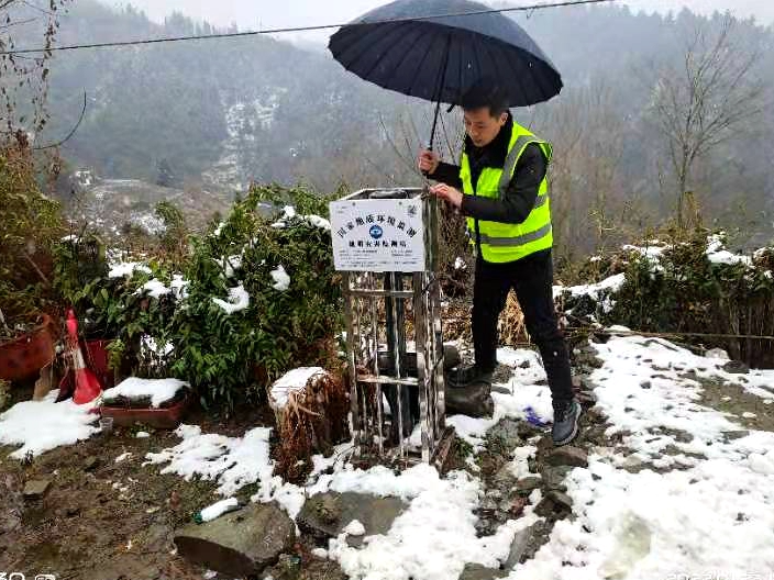 上庸鎮(zhèn)全力應(yīng)對(duì)雨雪冰凍天氣保障出行安全