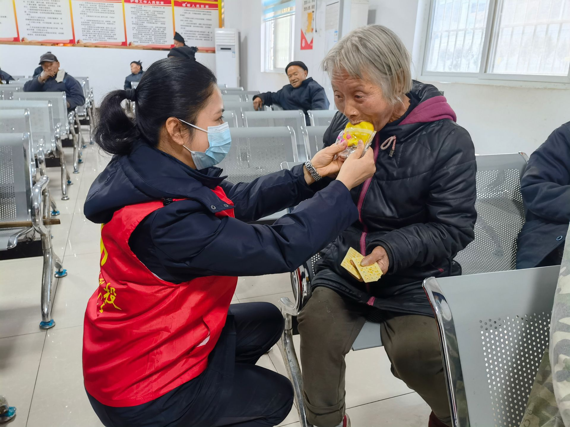 十巫高速竹山北收費站為敬老院老人送祝福