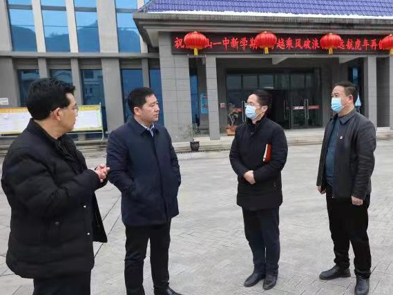 县教育局检查指导竹山一中开学工作