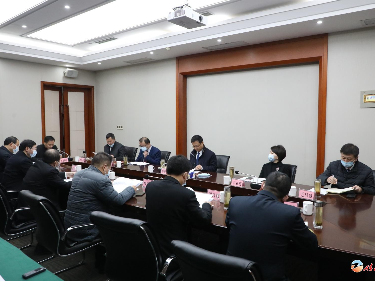 陈建平主持召开县委常委会会议