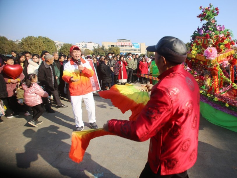 市民纷纷走出家门迎接新春