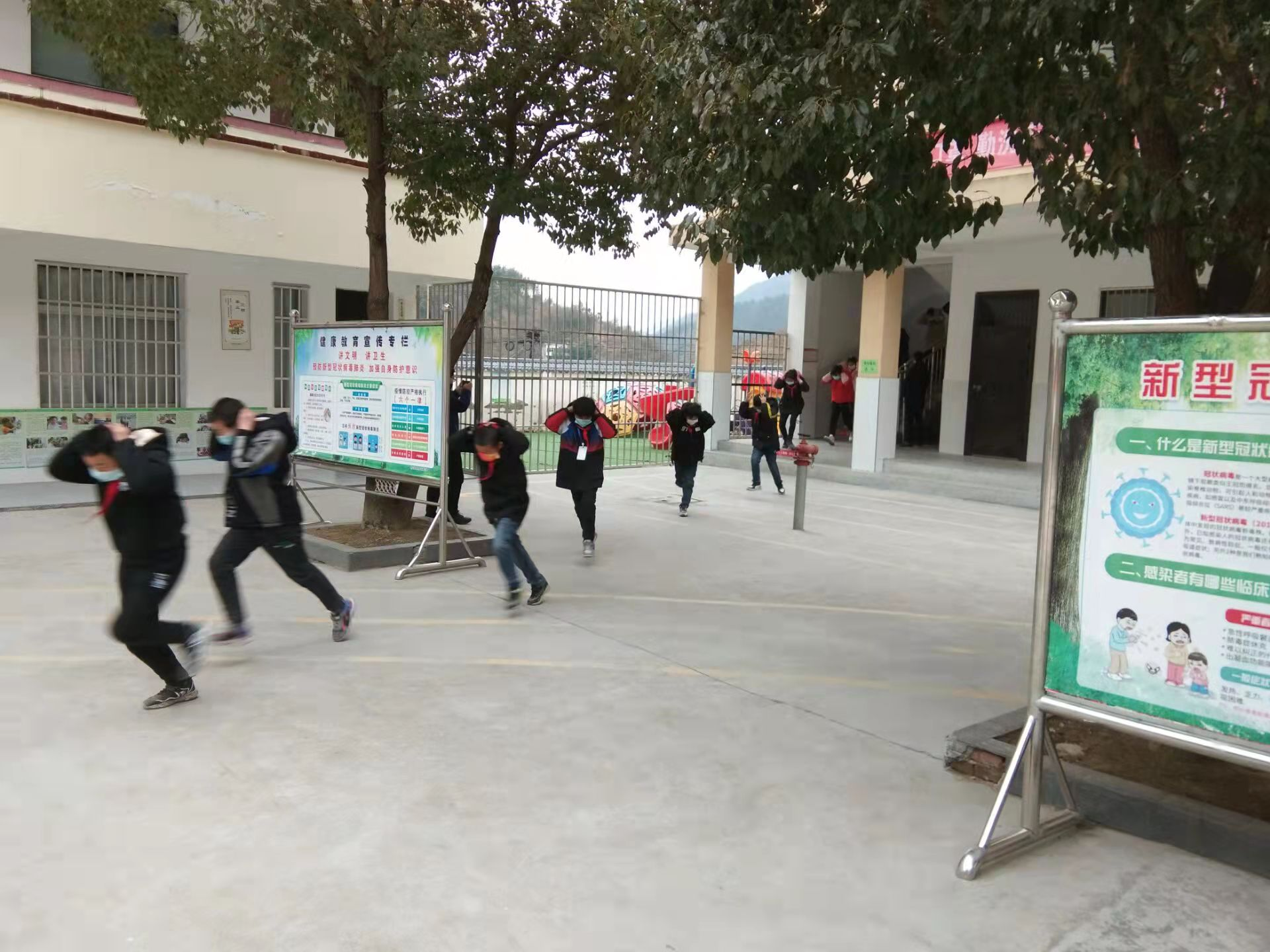 吉阳小学开展应急避险疏散演练活动