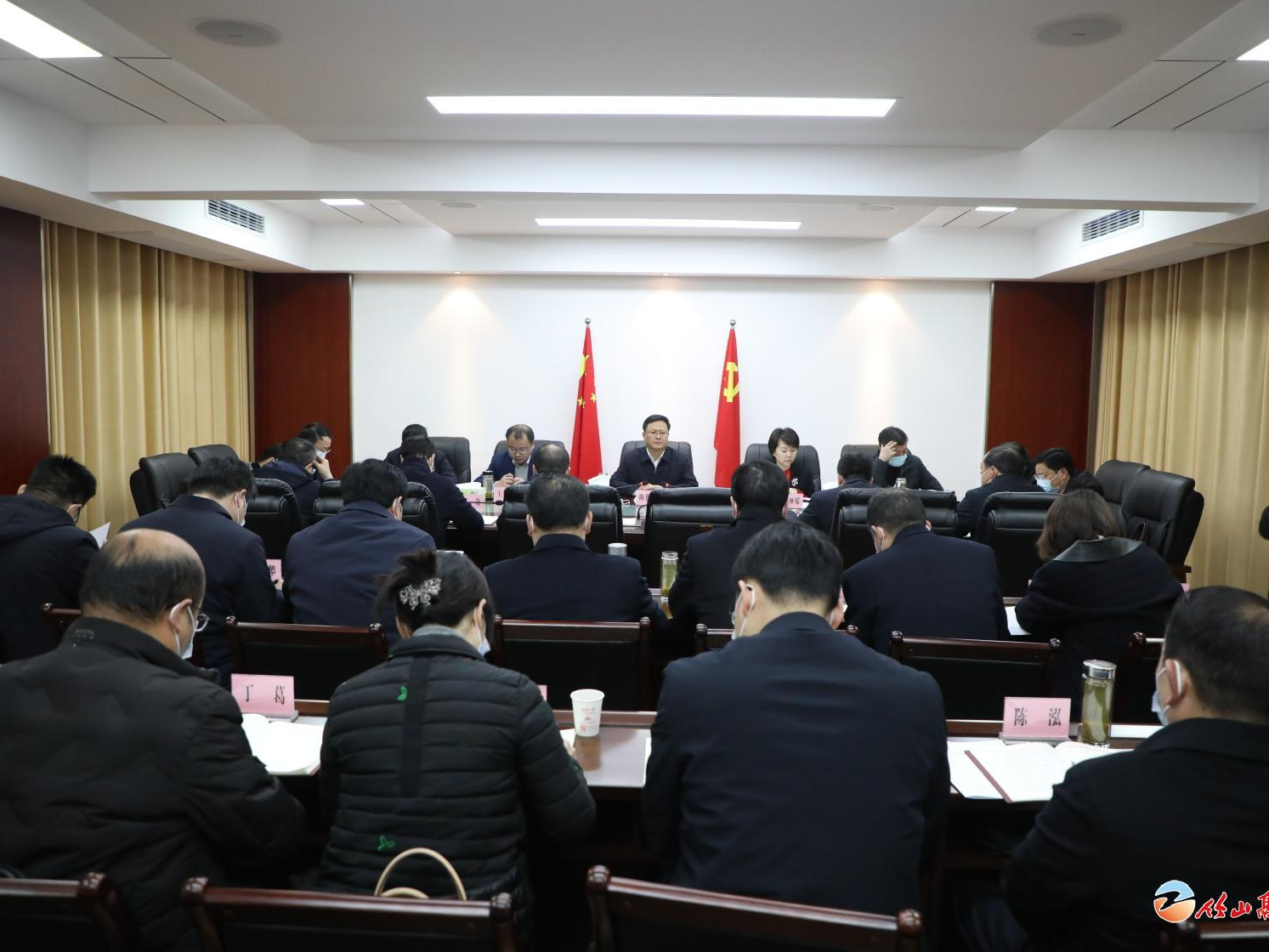 陈建平主持县委理论学习中心组集体学习