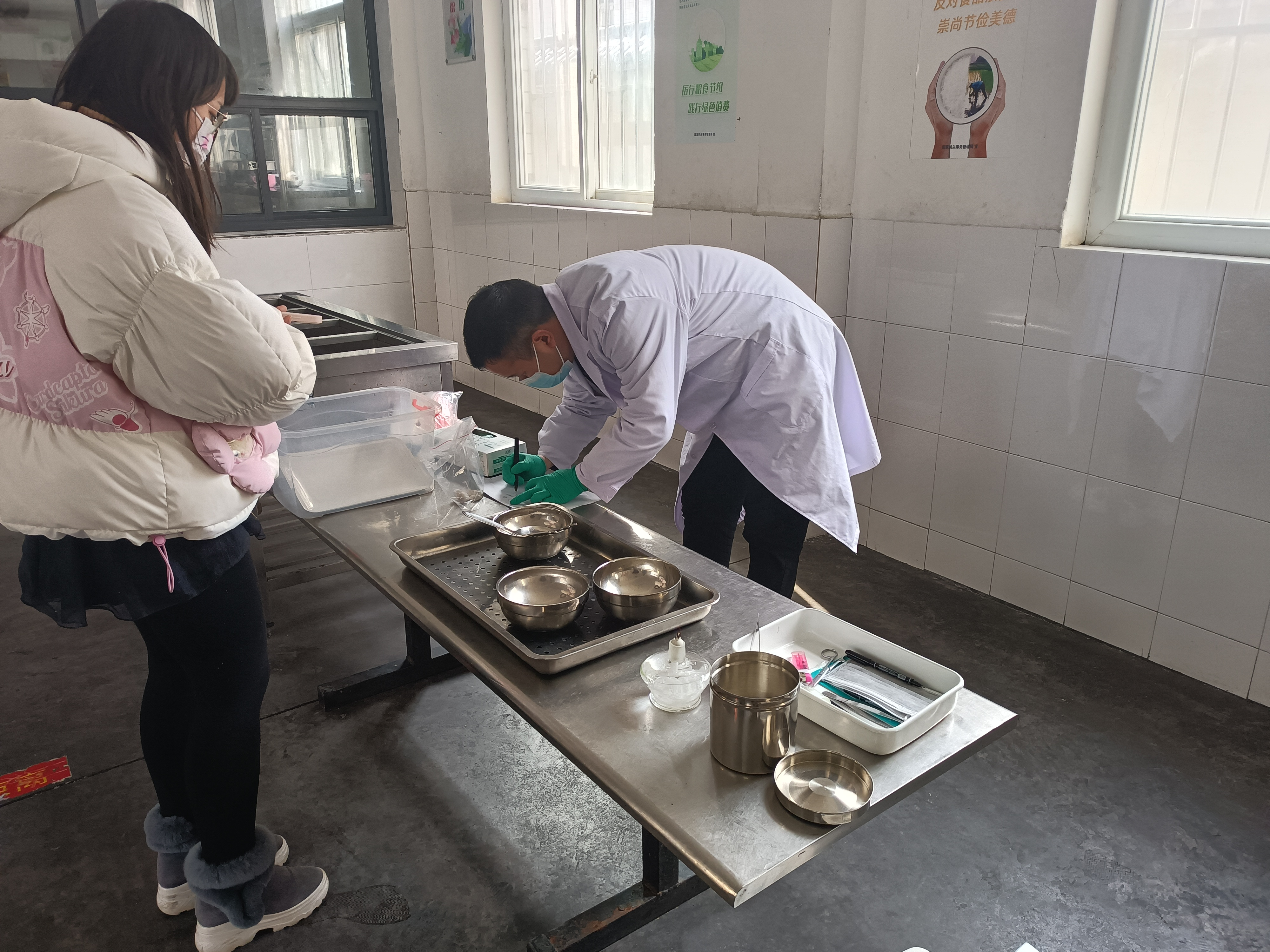 县公共检测中心到柳林乡开展食品检查