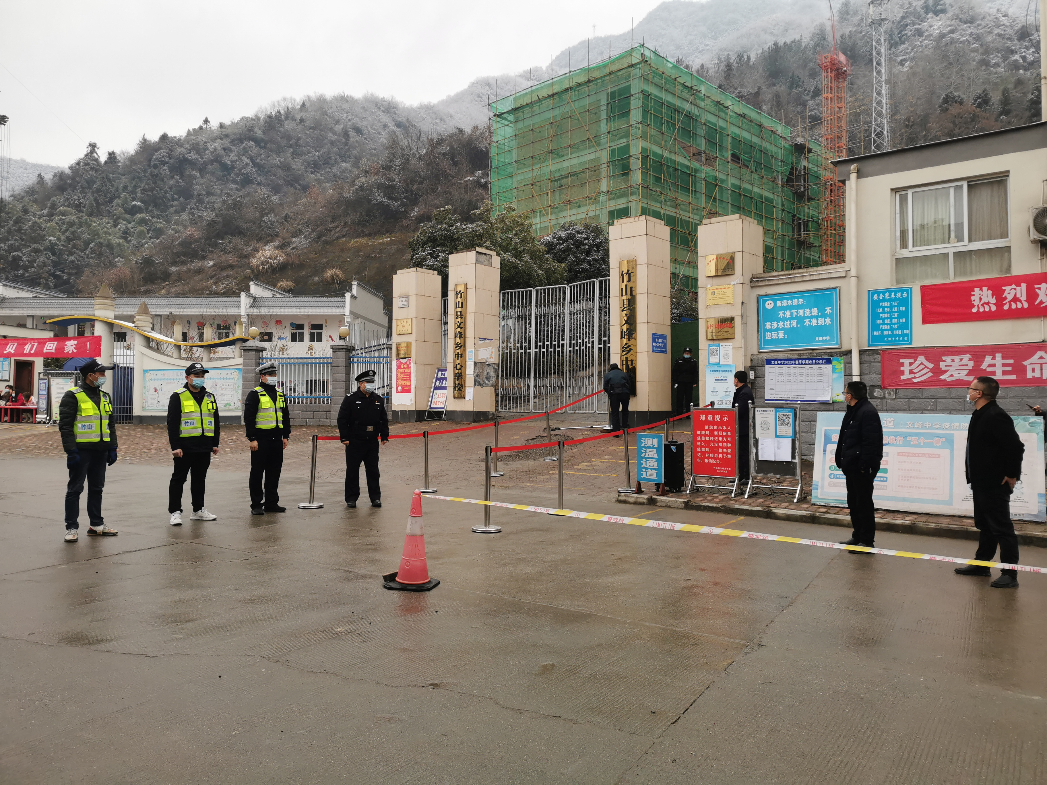 文峰中学：警校联动确保顺利开学