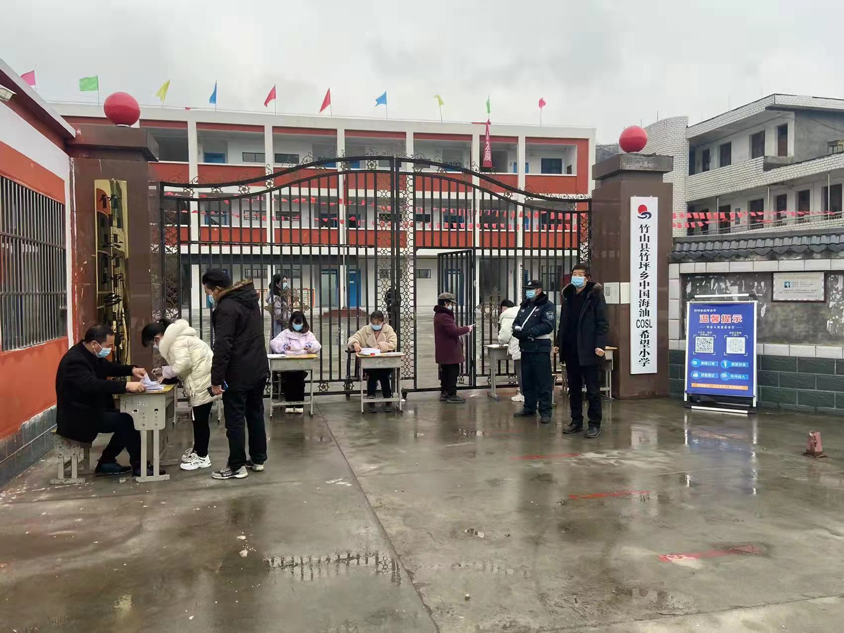 竹坪乡“一村一辅警”助力开学季校园安全