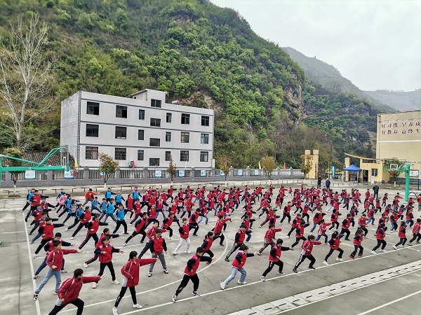 沧浪九年制学校课间“三招”提神健身