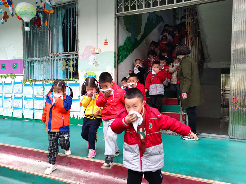 县实验幼儿园开展防火灾应急演练活动