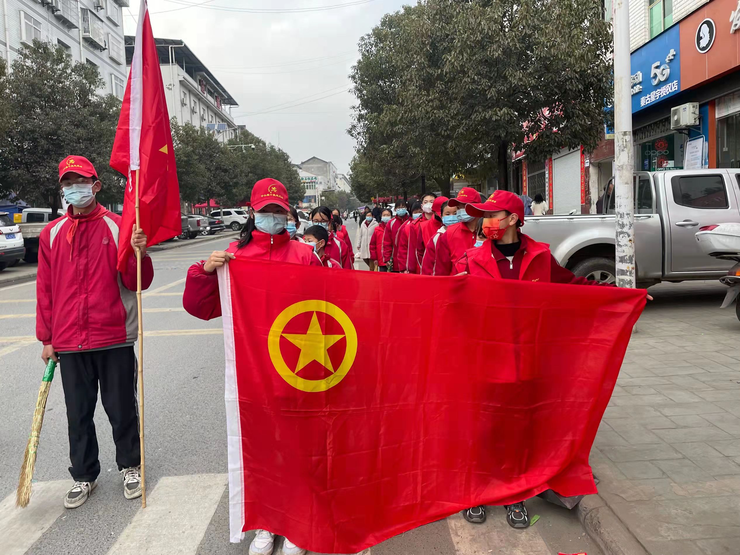 秦古镇中心学校：学雷锋见实效