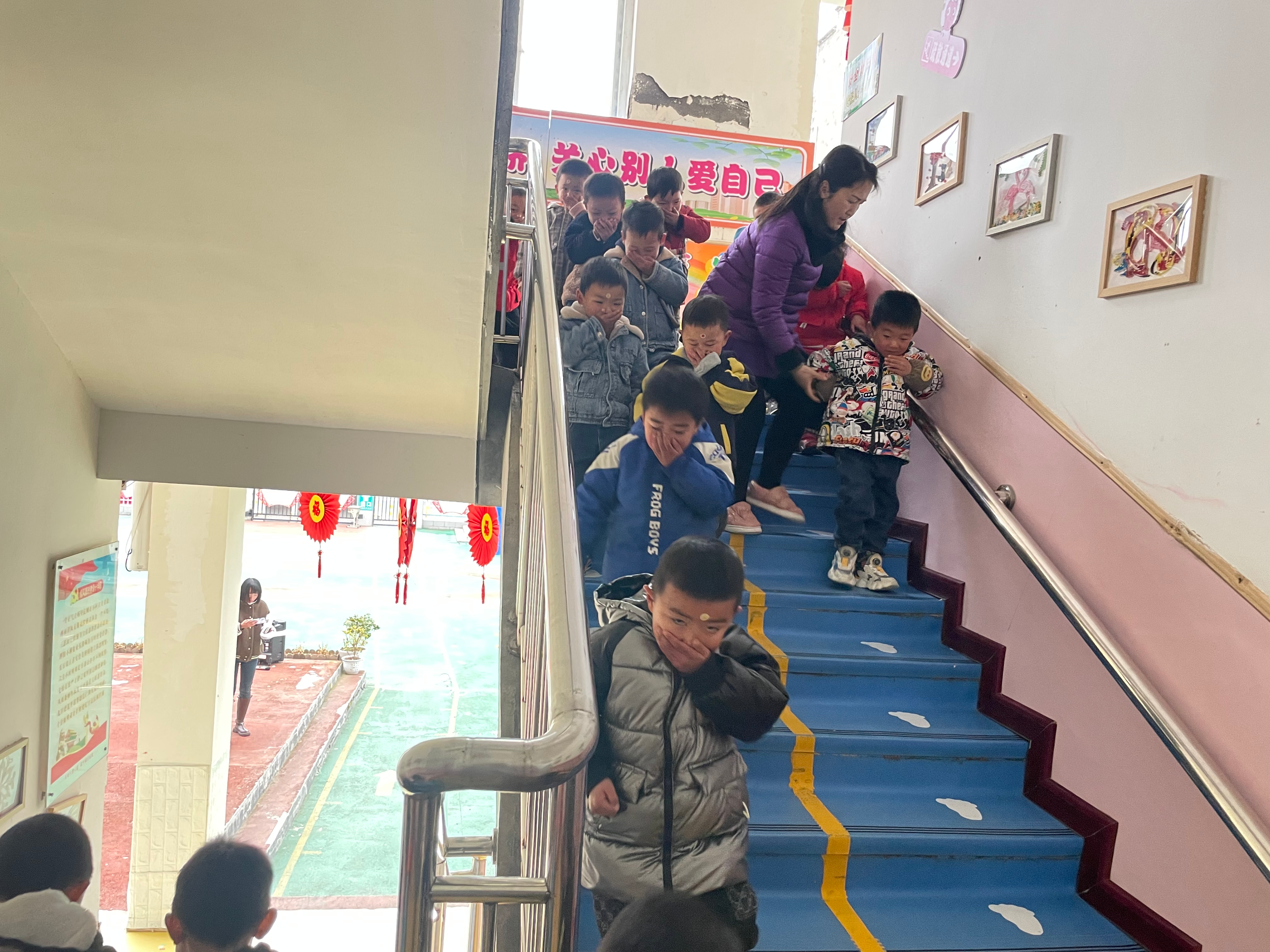 擂鼓鎮護駕幼兒園：消防演練，安全“童”行