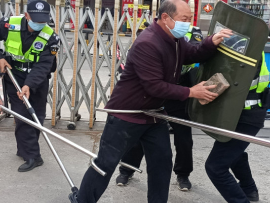 竹山二中：防暴演练保安全