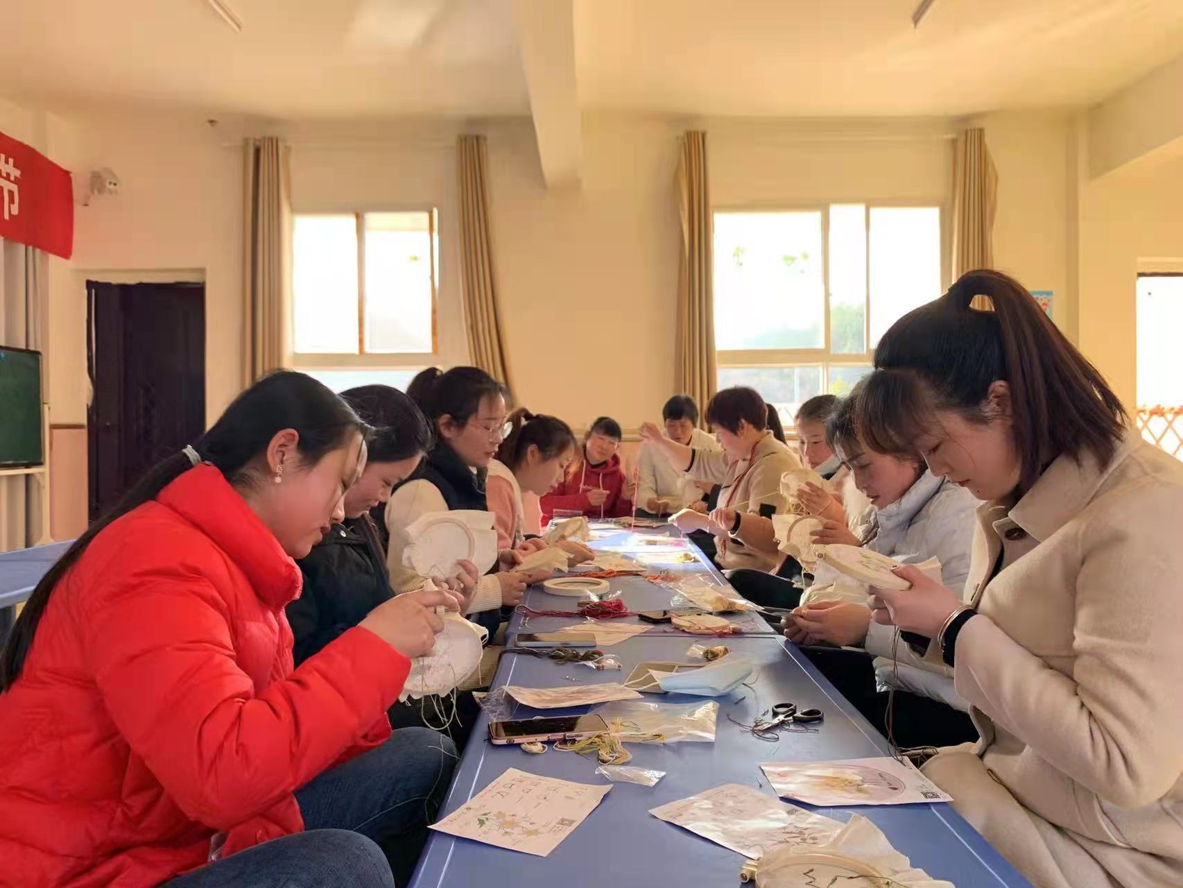 擂鼓镇护驾幼儿园开展刺绣活动