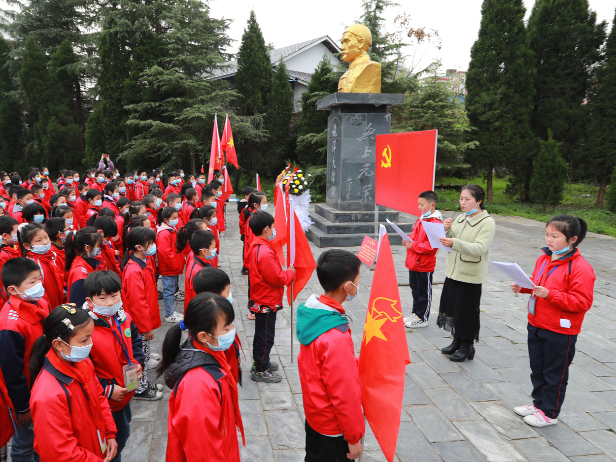 宝丰镇各学校扎实开展“清明祭英烈”活动