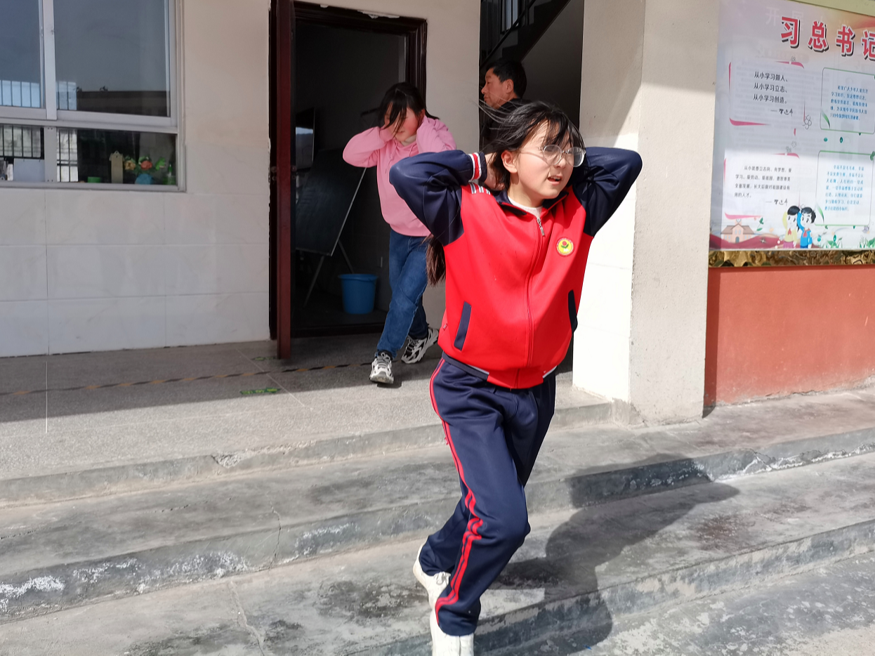 宝丰镇双丰小学开展防震演练活动