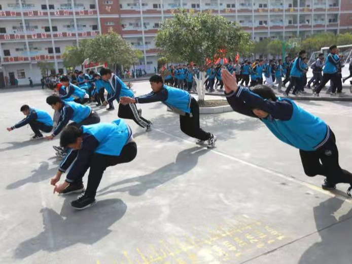 宝丰中学九年级师生积极备战体育中考