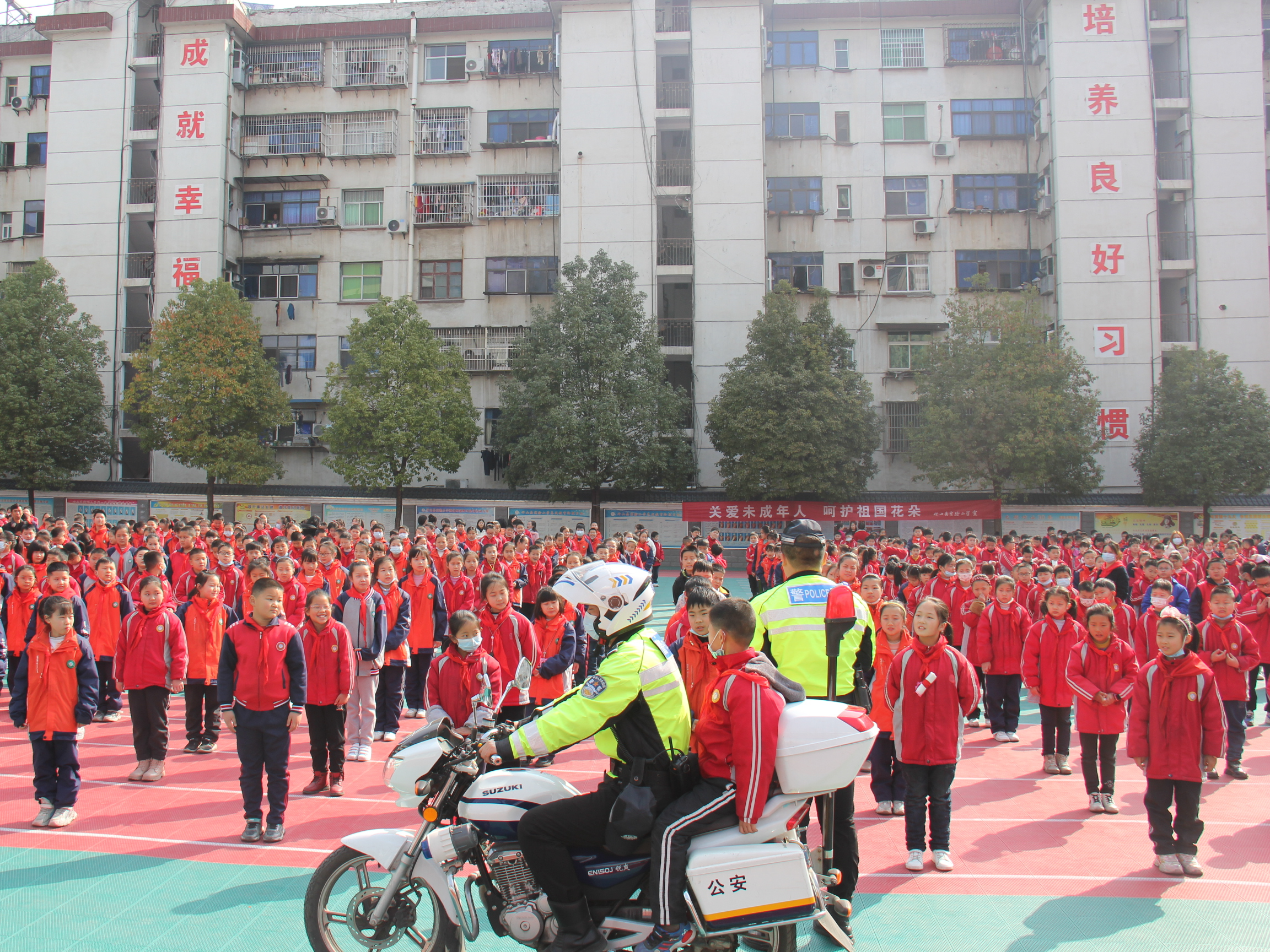 县实验小学开展交通安全教育活动