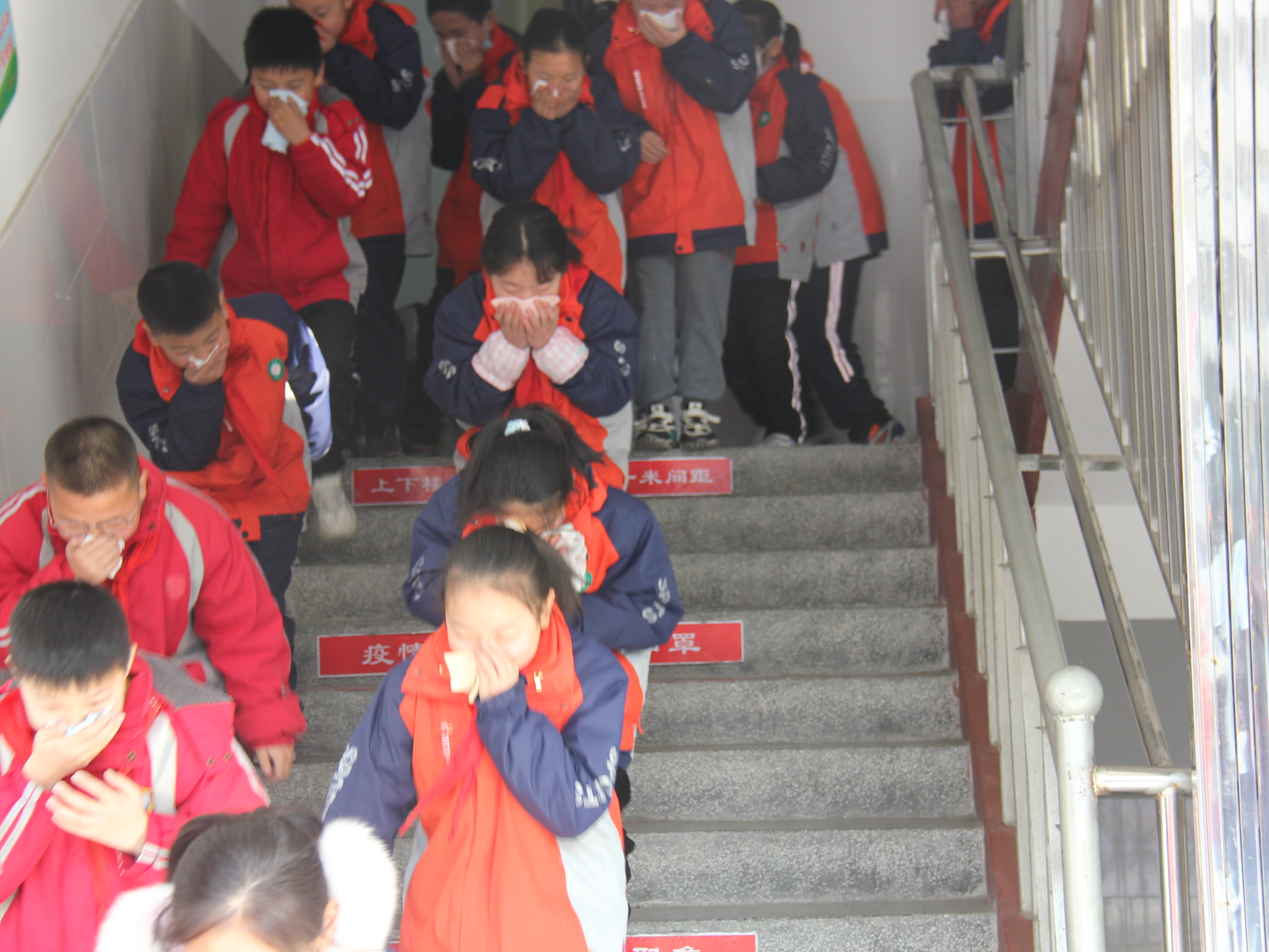 县实验小学：开展应急疏散演练  提高自防自救能力