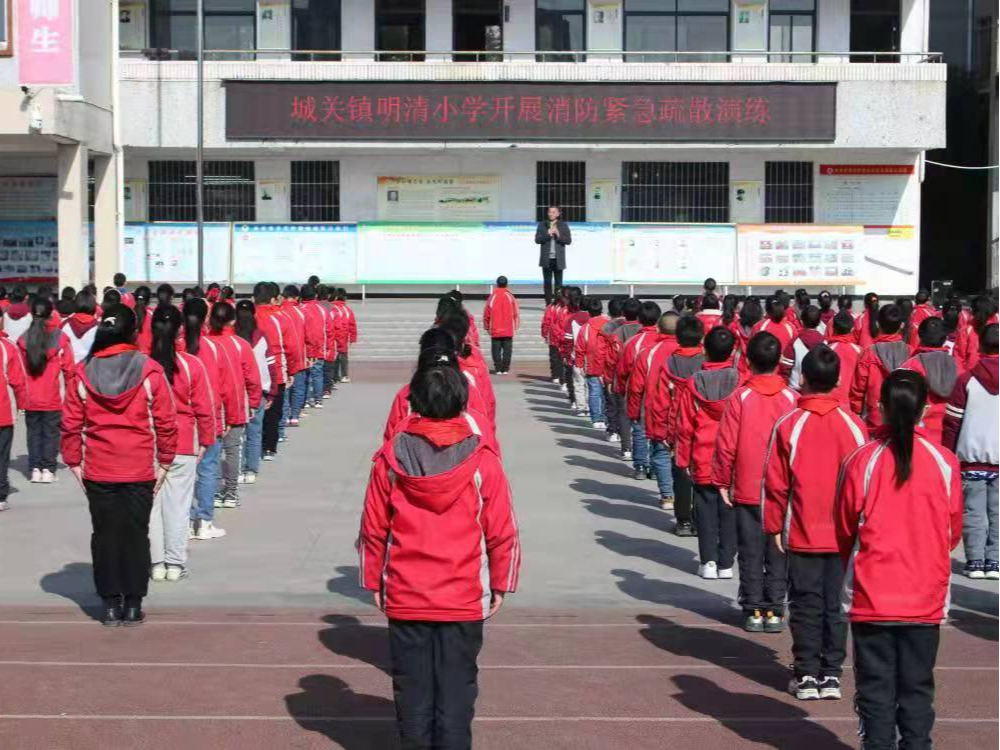 明清学校开展消防应急疏散演练