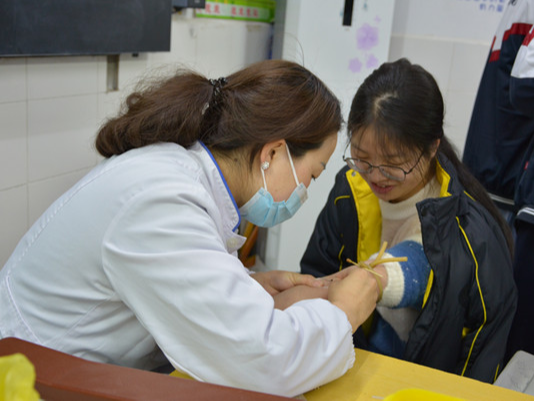 竹山二中967名高三学生顺利参加高考体检