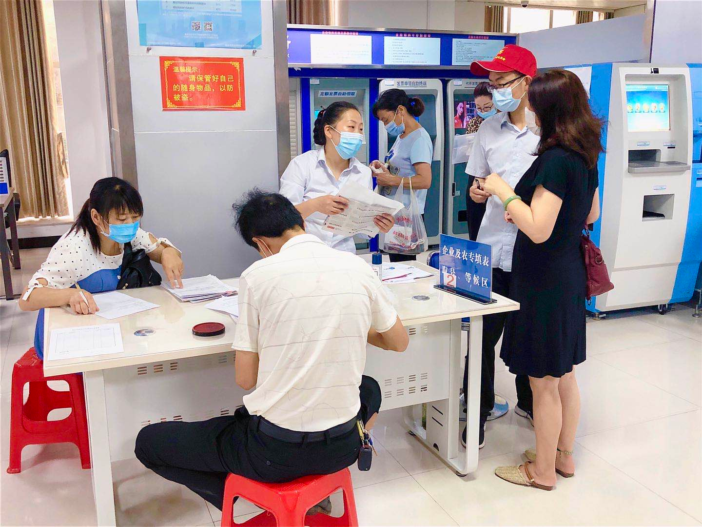 縣政務服務大廳便民服務暖人心