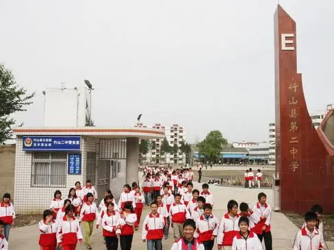 宝丰中学推行首席班主任制