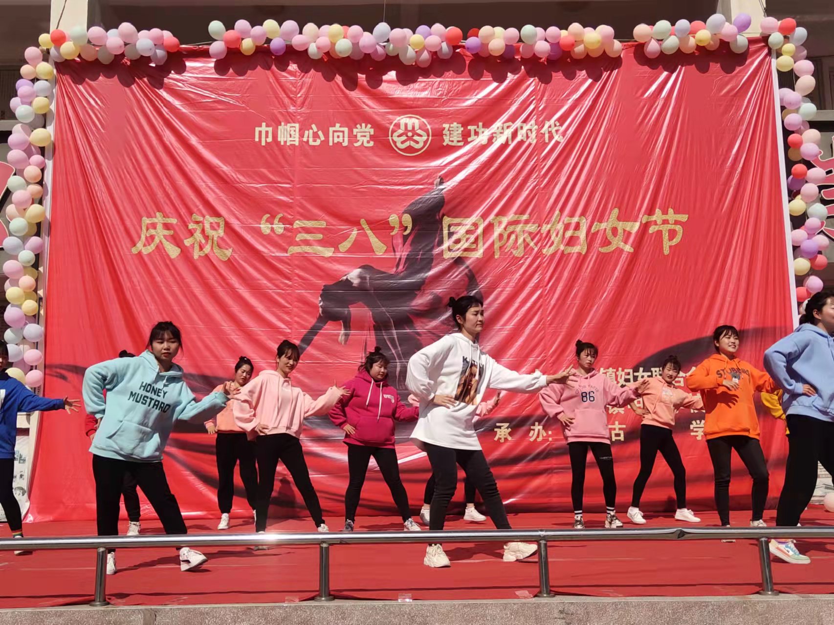 秦古镇中心学校：载歌载舞庆三八