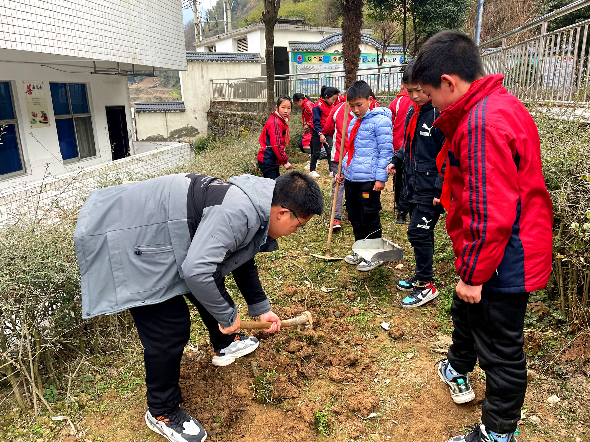 官渡梁家小学开展劳动实践教育活动