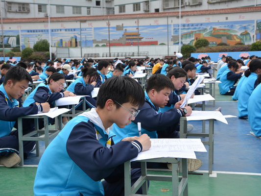 竹山二中：千人参加露天“阳光考试”