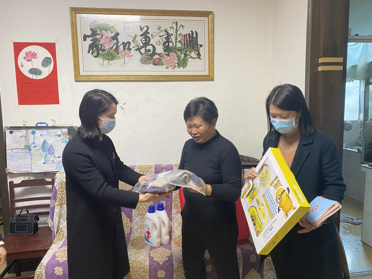 县妇联走访慰问困难儿童家庭