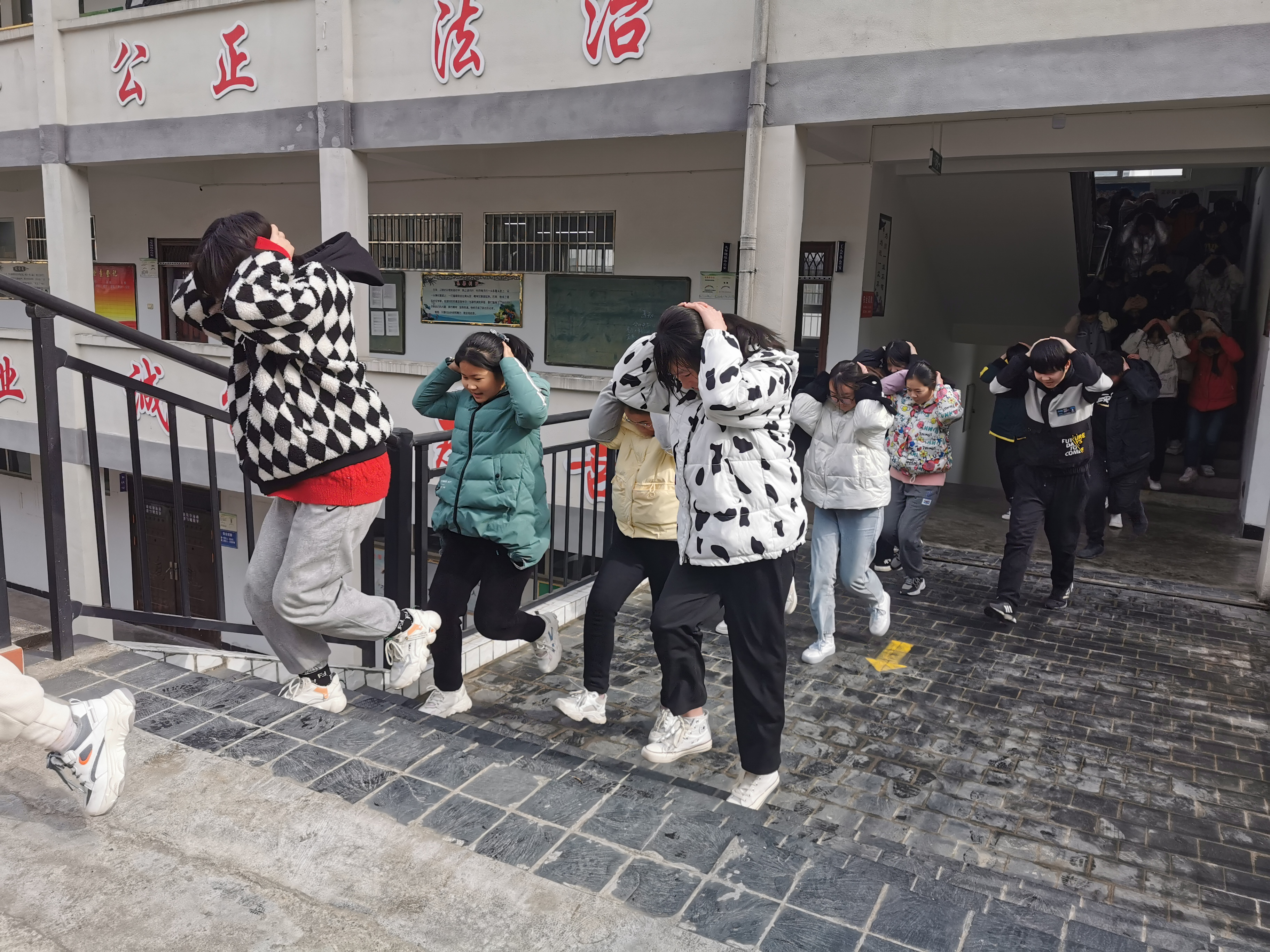 文峰中学组织开展防震防踩踏安全演练