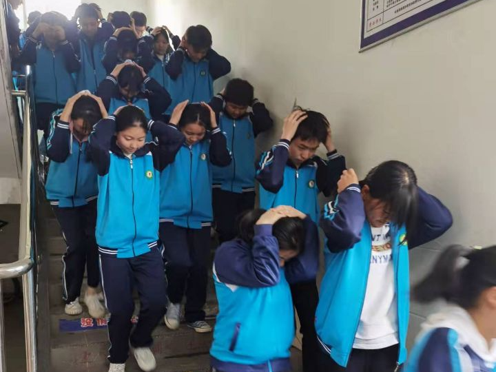 溢水中学开展消防应急逃生演练活动