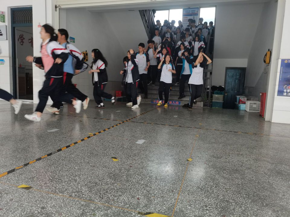 竹山一中：强化防震意识 关爱生命安全