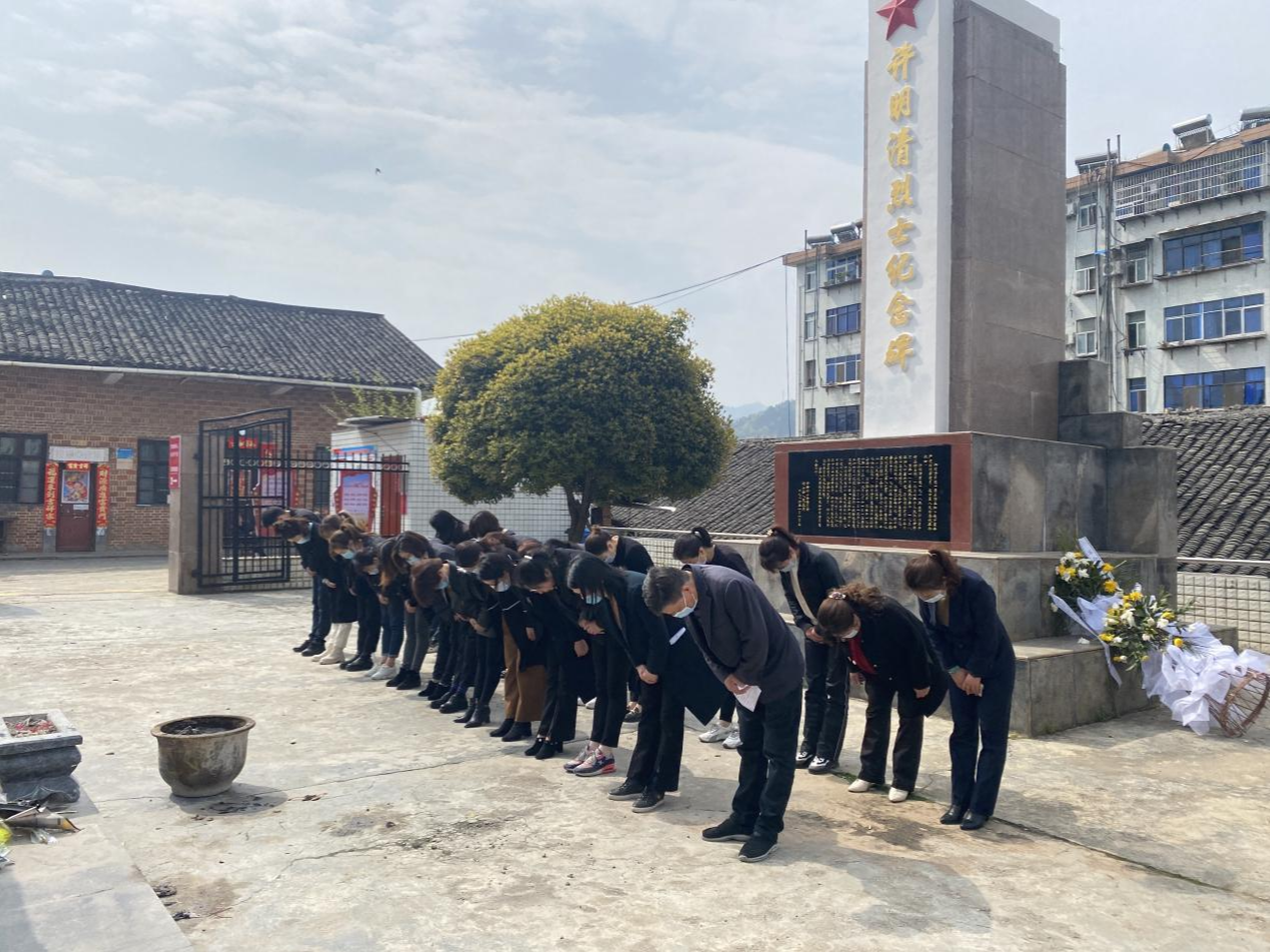 县妇联开展“清明祭英烈”主题教育实践活动