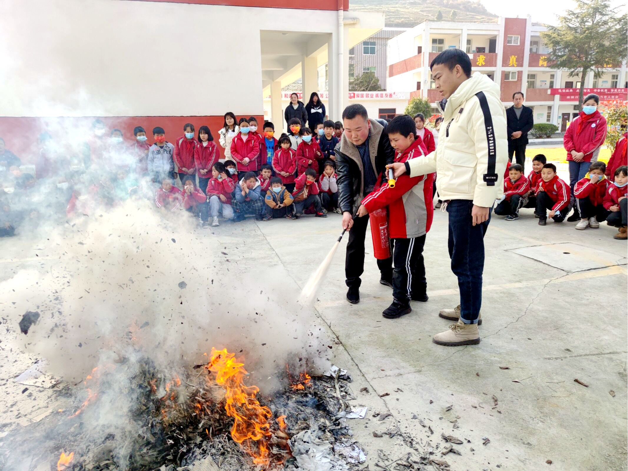 擂鼓镇鼓锣小学：积极开展消防演练活动