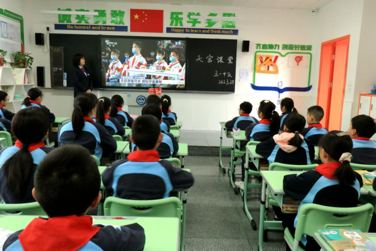 南山外校：组织学生观看“天宫课堂”第二课