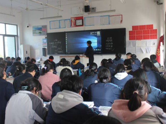 十堰郧阳中学与竹山一中签订对口帮扶协议