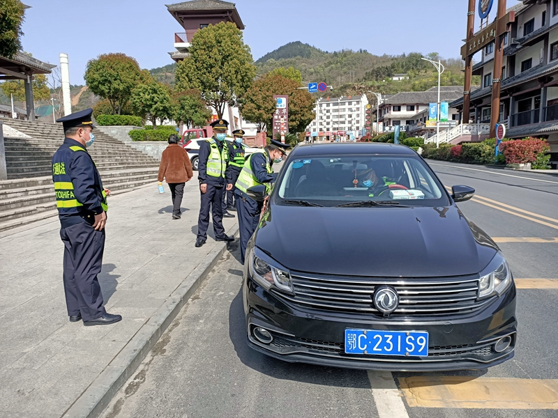 市县联合打击非法营运  多辆非法营运车被现场查扣