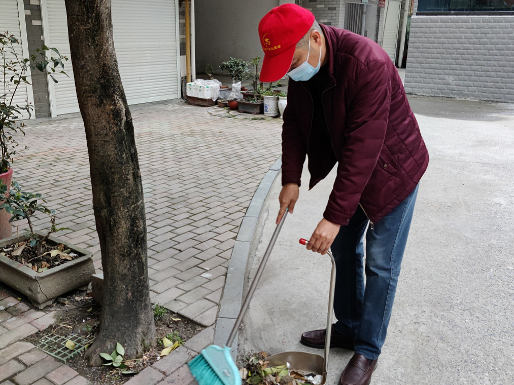 县委编办下沉小区开展环境卫生整治志愿服务