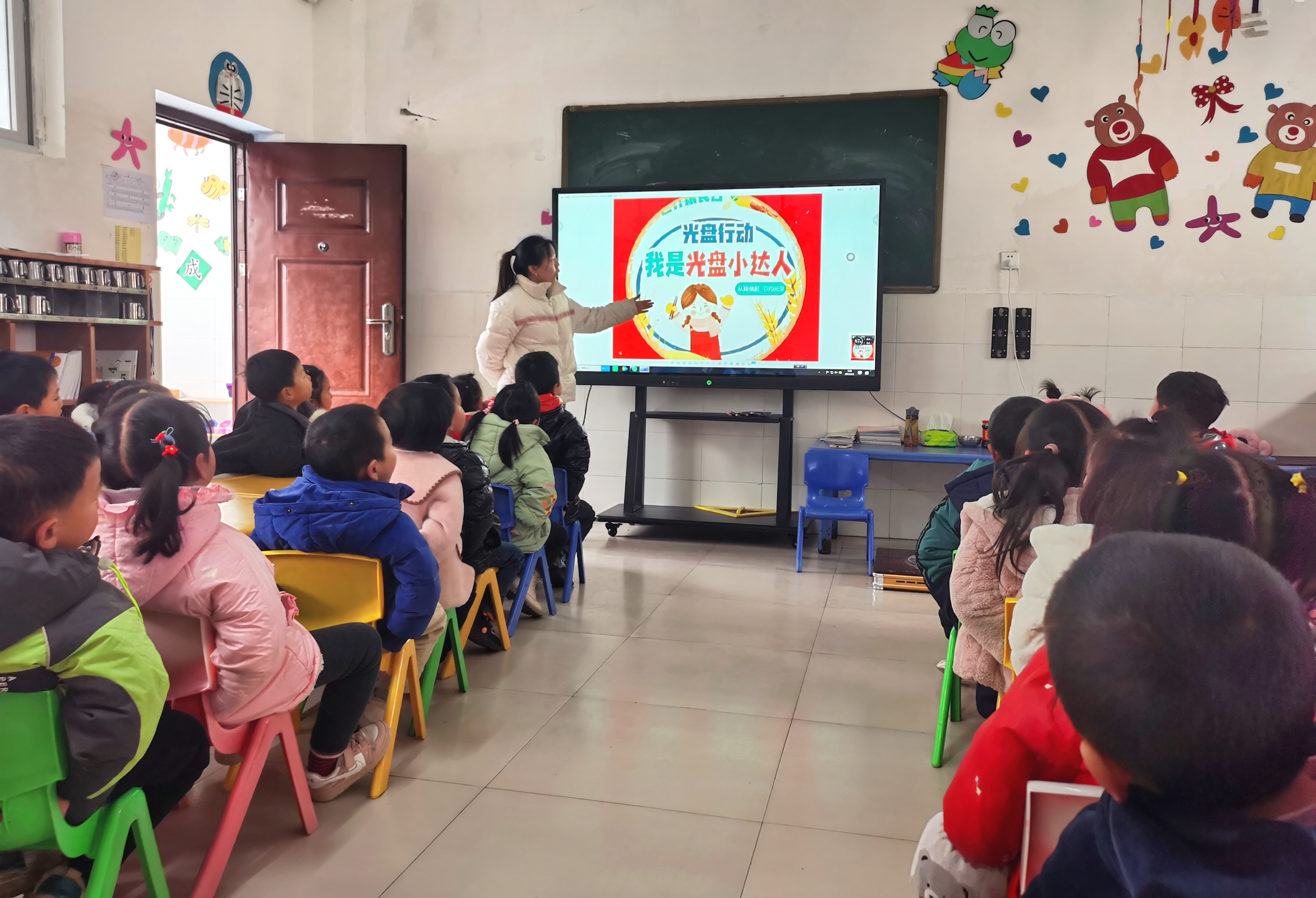 柳林乡中心幼儿园开展“光盘行动”宣传教育活动