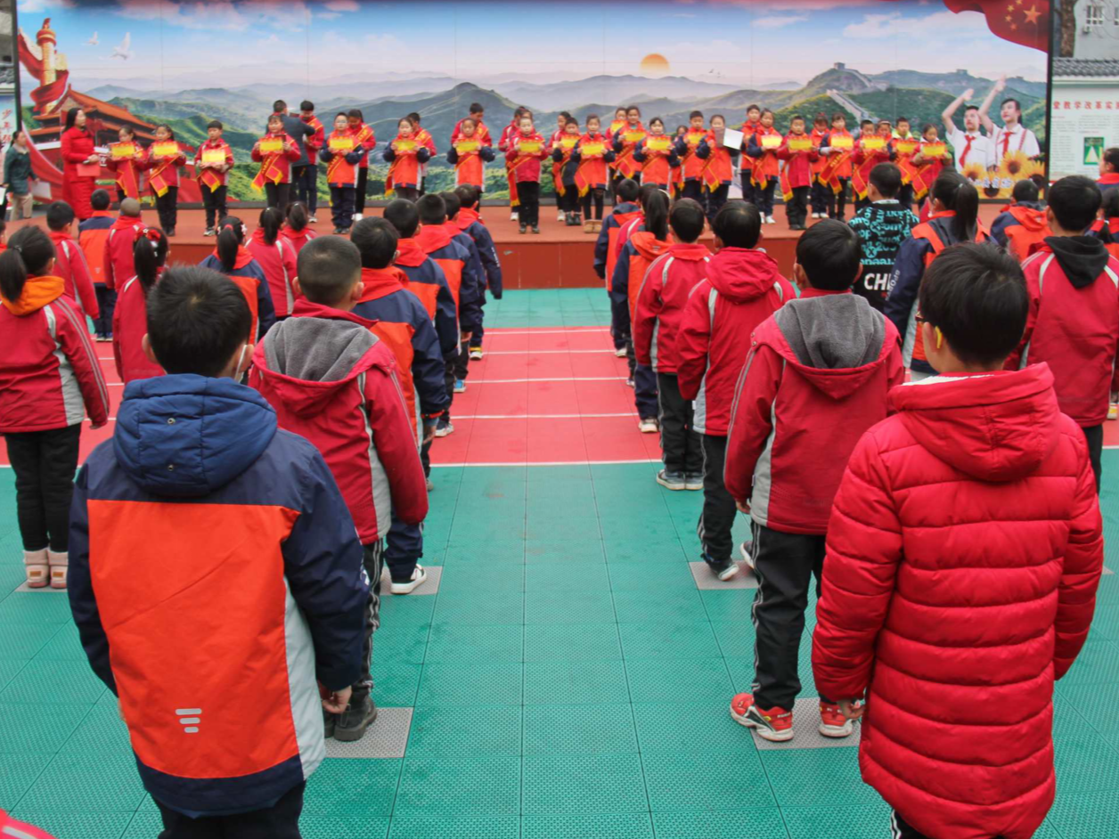 县实验小学开展主题教育活动