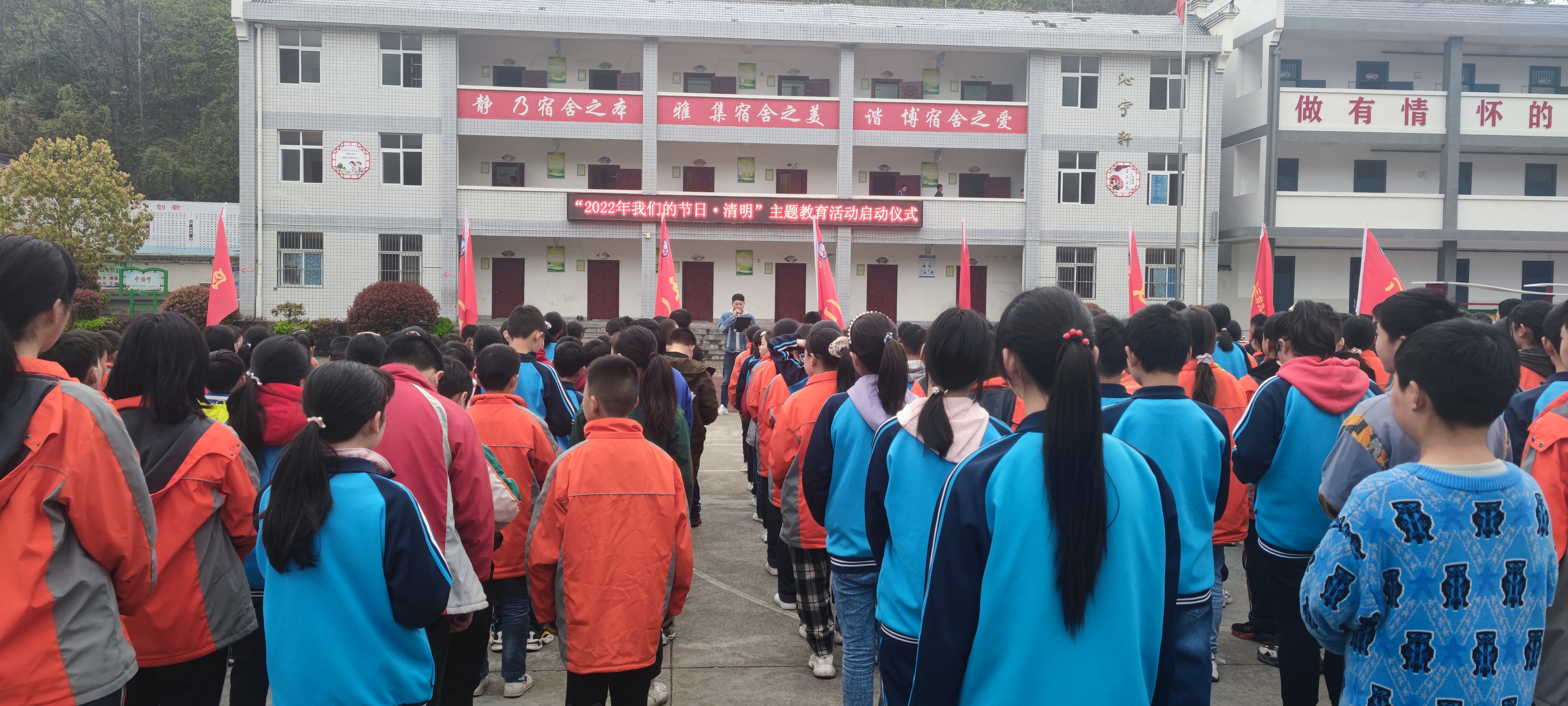 楼台乡三台九年一贯制学校开展烈士陵园祭扫活动