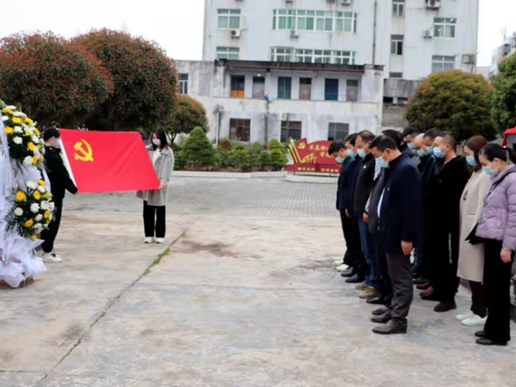 县移民服务中心开展清明祭扫许明清烈士陵园活动