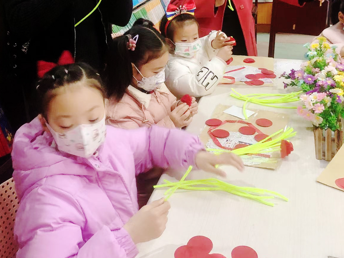 新华书店：“慧悦读”活动庆“三八”