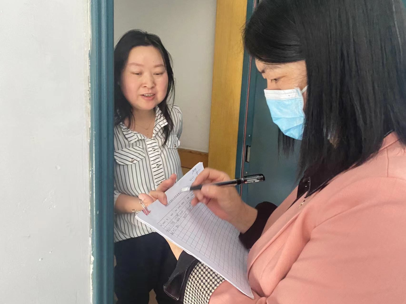 县妇联下沉社区助力全员核酸检测