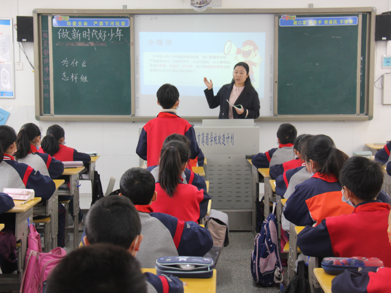 县实验小学：党建带队建 培养好少年